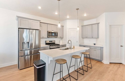 Saratoga Springs Villa | Velvet Springs Retreat | Pool+Gym | Near Utah Lake
