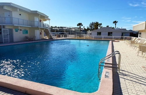 Golden Beach Apartment | Venice Villas 1BR – King w/Screened Porch