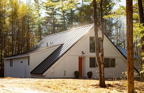 Jamaica Ski Chalet | Vermont A-Frame Sleeps10, Hot Tub, Sauna, EV, AC
