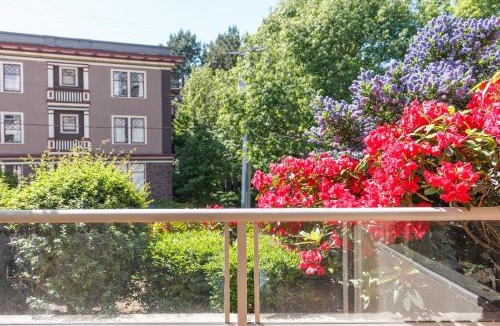 James Bay Apartment | Versatile Garden-Level Suite W Natural Light