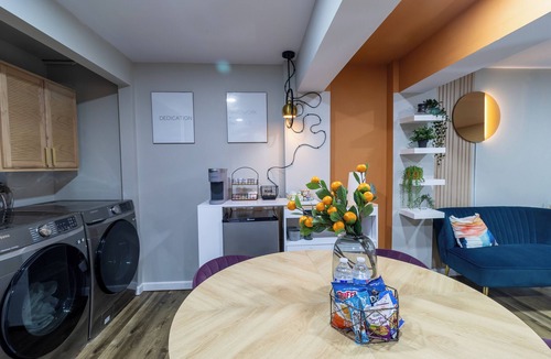 Washington House | VIBES! Breakfast - Free Parking/Piano/King Bed