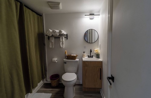 Washington House | VIBES! Breakfast - Free Parking/Piano/King Bed