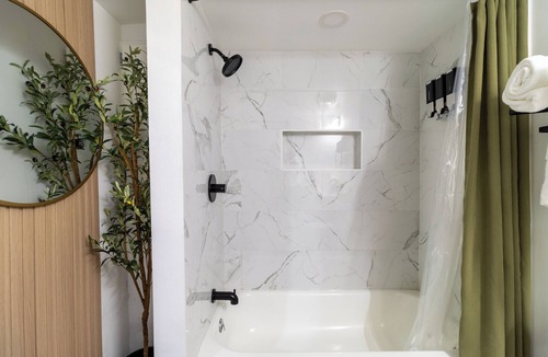 Washington House | VIBES! Breakfast - Free Parking/Piano/King Bed
