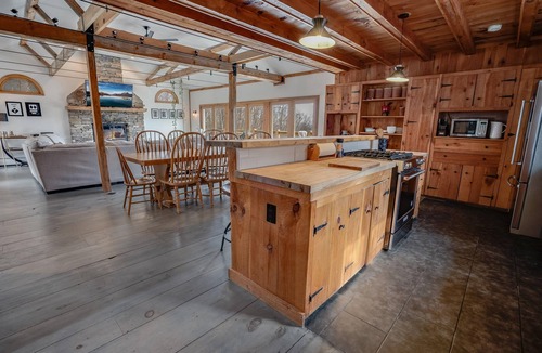 Stratton Mountain House | Views for Days | A/C | Hot Tub | Sauna | EV charging | 6 min to Stratton!