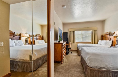 Zermatt Villa | Villa 2055 - 2 Queen Beds - 1 Bedroom 1 Bath No Kitchen villa