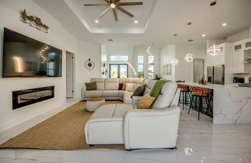 Pelican Villa | Villa Coral Bliss - Awesome 4 BR/3 bath waterfront villa w. heated pool, hot tub, kayaks, fishing poles, bikes