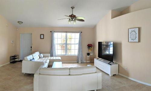 Pelican House | Villa Luhna 3 Bed/2 Bath Canalfront Heated Pool