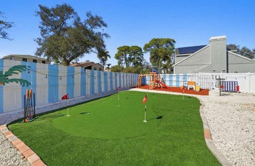 Seminole House | Villa with Gym Sauna Pool Hot Tub Mini Golf Fire pit
