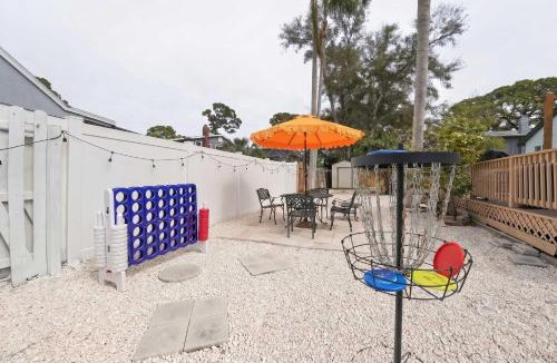Seminole House | Villa with Gym Sauna Pool Hot Tub Mini Golf Fire pit