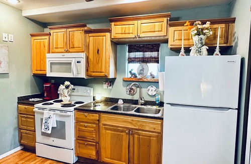 Camp Verde Cottage | Vintage Cozy Cottage 25 min to Sedona dedicated WiFi W/D A/C.