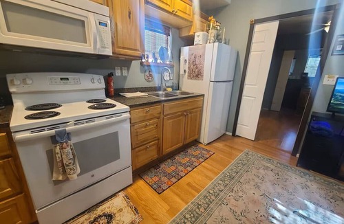 Camp Verde Cottage | Vintage Cozy Cottage 25 min to Sedona dedicated WiFi W/D A/C.