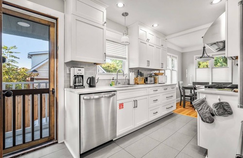 Seattle House | Walk 2 Lake! ~ Home Gym ~ A/C ~ Kid & Dog Friendly