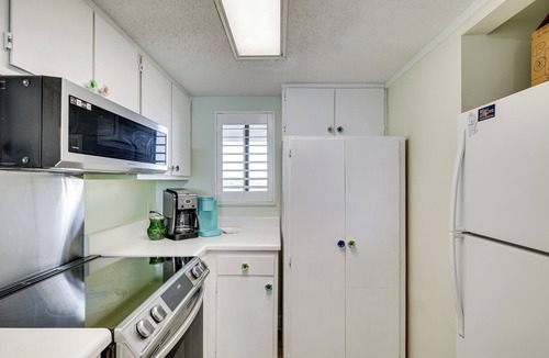 Emerald Isle Apartment | Walk to Beach: Emerald Isle Condo w/Ocean View!