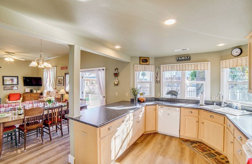 Lakeport House | Walk to Boat Launch! 'Heritage House of Lakeport'