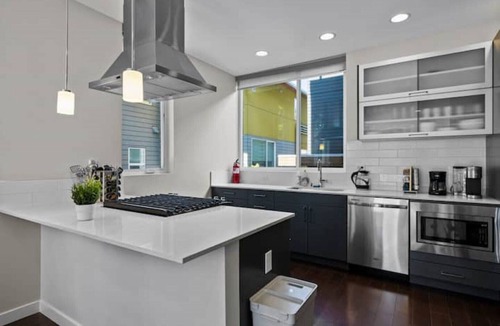 Squire Park House | Walk to CapHill 4B2B Designer Home w/Rooftop deck