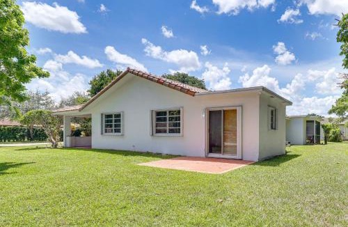 Coral Springs House | Walk to City Center: Modern Coral Springs Getaway