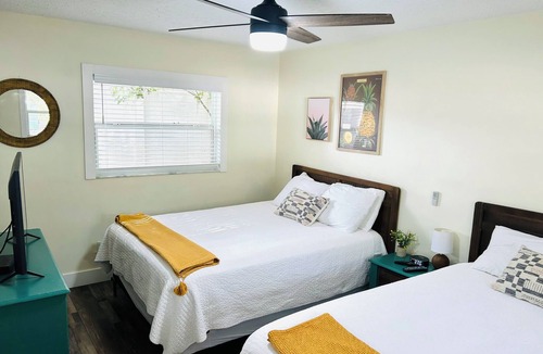 Safety Harbor Hotel | Walk to Downtown Safety Harbor, 2 Queen Beds, Pet Friendly