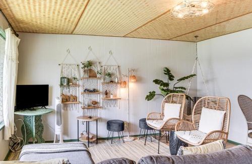 Hilo House | Walk to Dtwn Hilo! Tropical Getaway w/Pool Access