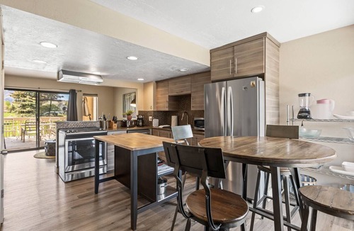 Park Meadows Condo | Walk to Rec Ctr & Free Ski Shuttle! Dog-Friendly, Sleeps 8 | Moose Mgmt RC18