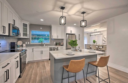 South Sarasota House | Walk to Restaurants: Sarasota Home w/Lanai!