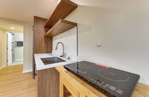 Seattle Metro Area Apartment | Walk to Seward Park, Near Lumen! Pet-Friendly Apt