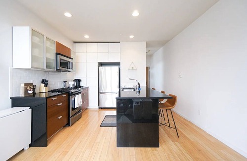 Broadway House | Walk to Space Needle from a Cap Hill Loft w/VIEWS