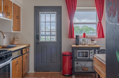 Grandview Heights Apartment | Walk to Stadium | Starbucks on Corner | Near Shops