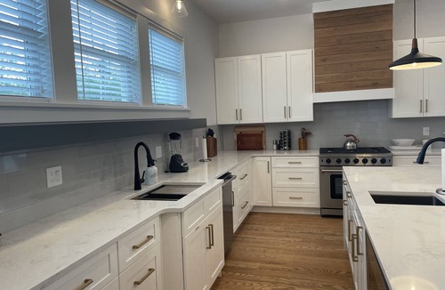 Cape May House | Walk to the Beach. Elevator. Heated Pool spa open from Mar 1-Oct 31