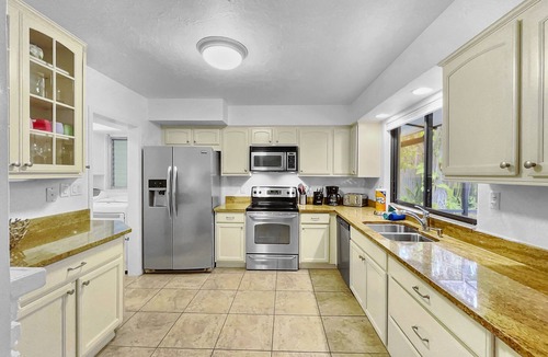 Bay Isle House | Walk to the Beach / Ride to the Village / Pool Home