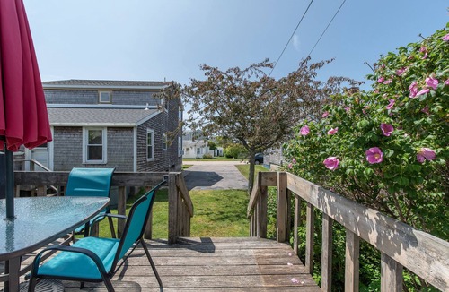 Point Judith Cottage | Walk to the beach!