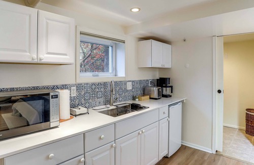 Green Lake Apartment | Walkable Green Lake Studio w/Fireplace