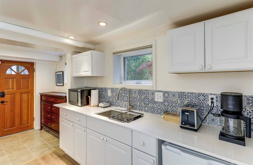 Green Lake Apartment | Walkable Green Lake Studio w/Fireplace