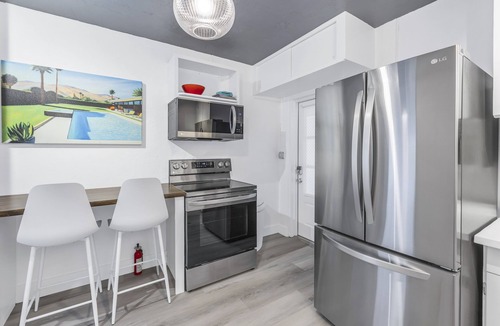 Historic Old Northeast Cottage | Walking distance downtown, pier, Vinoy park, many cafes/shops. Short & long term