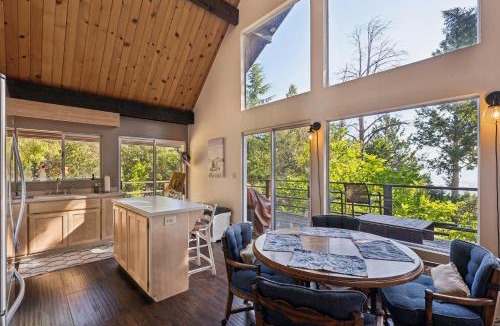 Kelseyville House | Warm and Cozy Mountain and Lake View Haven cottage