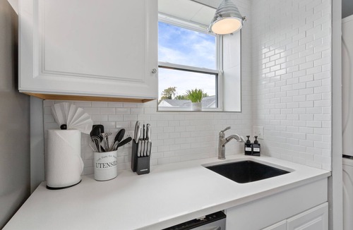 Fredericksburg Villa | Warm Villa 1 block from Mary Washington Campus