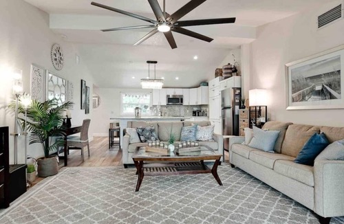 Englewood Villa | Waterfront Bella Vista wows with picturesque views!