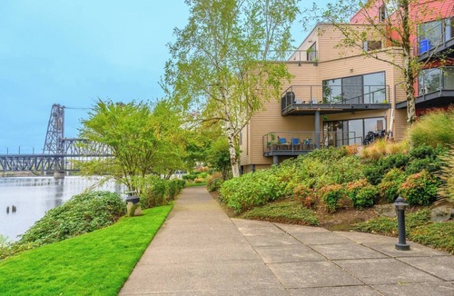 Old Town Chinatown Condo | Waterfront Condo, 25 ft from River, Pool/HotTub, Walk to Pearl District