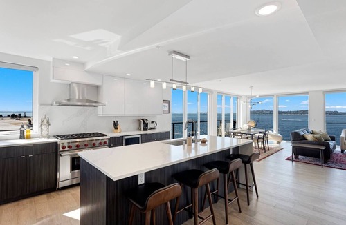 Alki Condo | Waterfront condo w/city & mountain views!