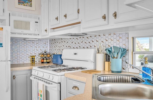 Sandbridge Cottage | Waterfront Cottage w/Dock/Kayaks + Dog Friendly