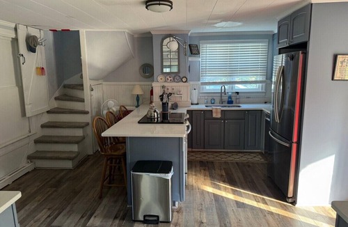 Cambridge Cottage | Waterfront Cottage at Hudson Creek - Cozy Year-Round Retreat
