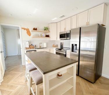 Laurel House | Waterfront retreat with kayaks, walk to the beach