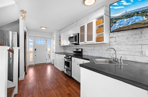 Goshen House | WATERFRONT 2 bedroom 1.5 bath Pet Friendly Cottage sleeps 6