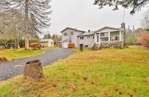Chertsey House | Waterfront Villa | Spa | BBQ | Pool Table | Peaceful Escape