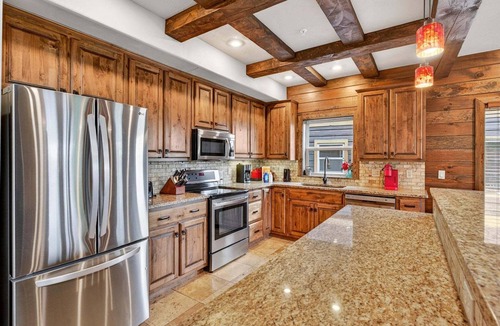 Indian Point House | WaterMill Cove Luxury Lakefront Villa J-Theatre Room~2Mi to SDC~POOL-Kayaks~Swim Dock