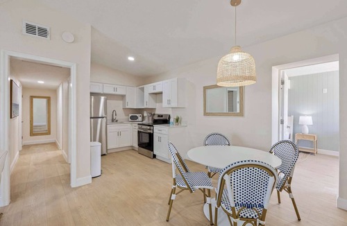 Parsuns To Cocoa Beach Apartment | Welcome to The Drift – Your Laid-Back Beach Escape in Cocoa Beach! 2/2