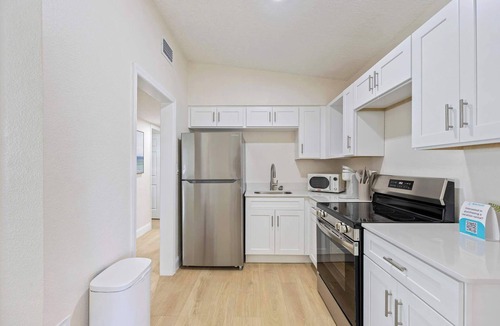 Parsuns To Cocoa Beach Apartment | Welcome to The Drift – Your Laid-Back Beach Escape in Cocoa Beach! Full Property