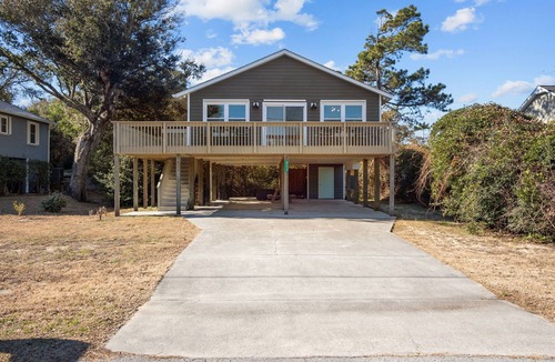 Emerald Isle Cottage | Welcome to your perfect pet-friendly Emerald Isle beach getaway!
