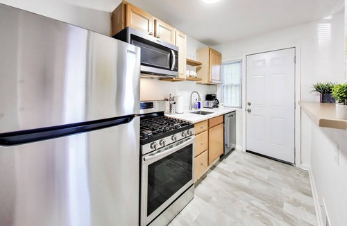 Northeast House | Welcoming 4bed townhome in DC 8 minute walk to Metro Train Station - Orange Line