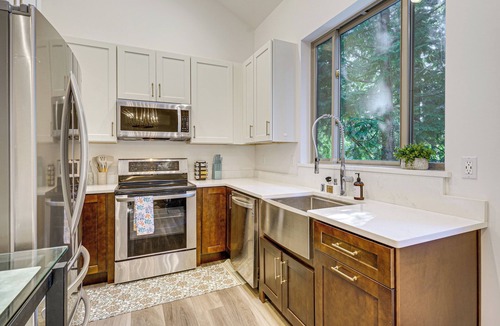 Redmond Cottage | Wfh-friendly Gem w/Creek: 4 Mi to Sammamish Trail