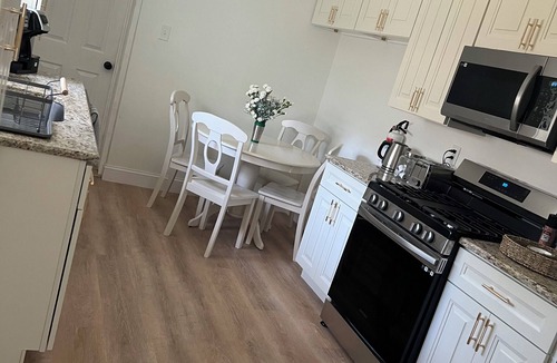 Villas Cottage | WHALE'S TAIL COTTAGE: Newly renovated cozy cottage 1.5 block walk to the beach !